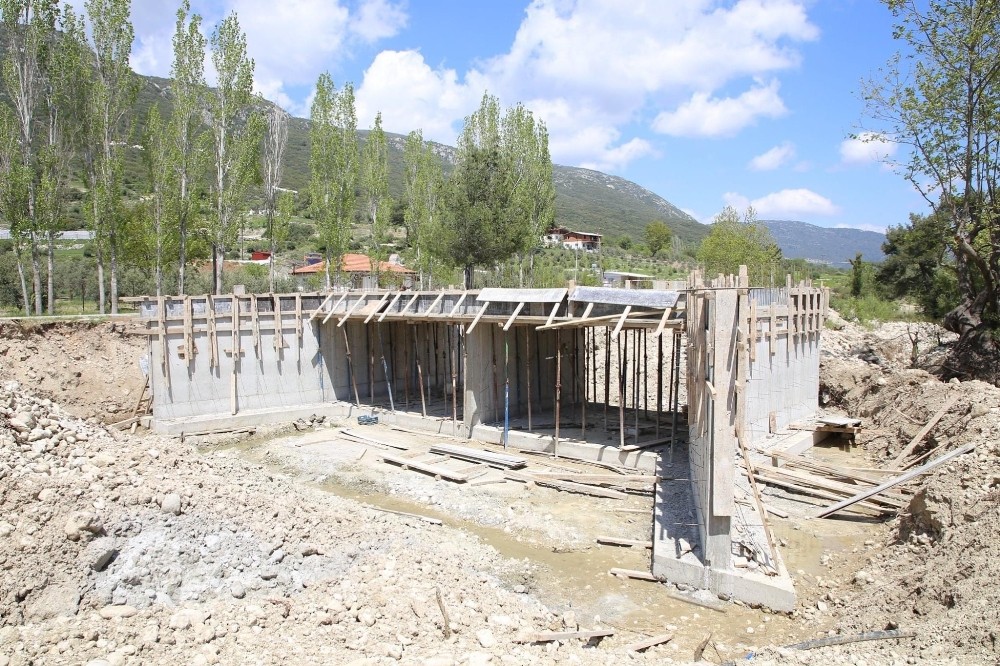 Kaş Belediyesi yeni köprü yapıyor 