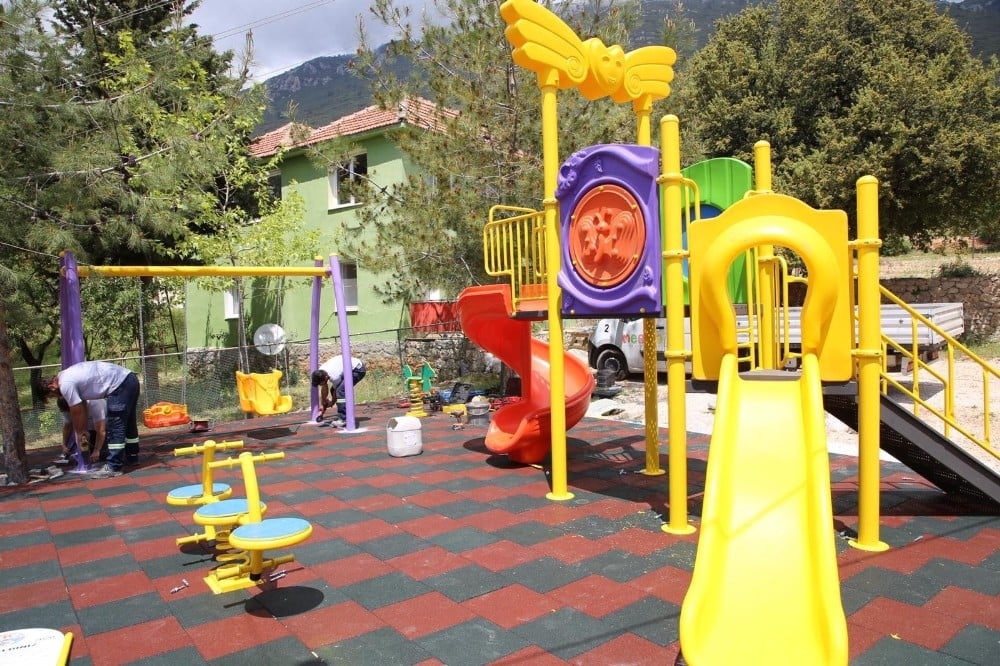 Kaş Belediyesinden çocuklara oyun parkı 