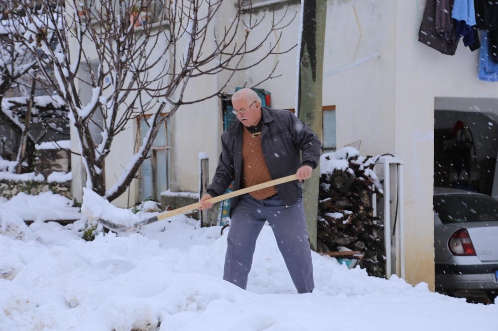 Kaş yayla yollarında karla mücadele 