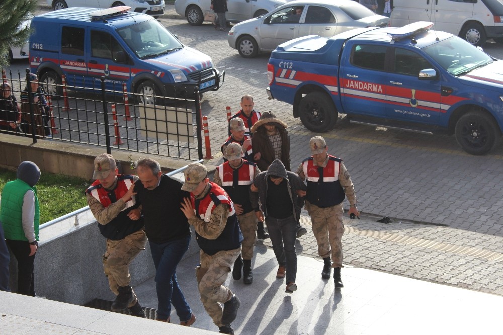 Kasa hırsızları jandarmaya yakalandı 