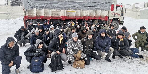 Kasadan 62 kaçak göçmen çıktı