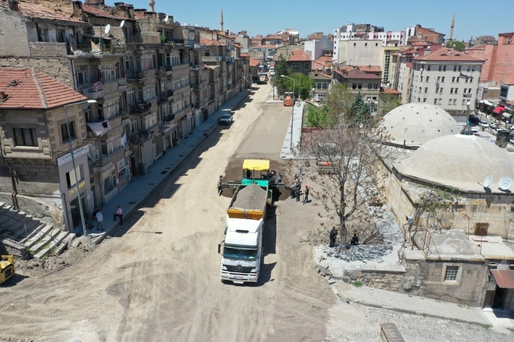 Kasaplar çarşısında sıcak asfalt serim hazırlığı 