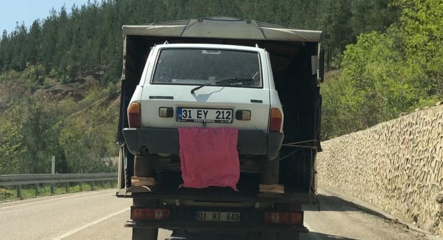 Kasasında sebze meyve değil otomobil taşıdı 