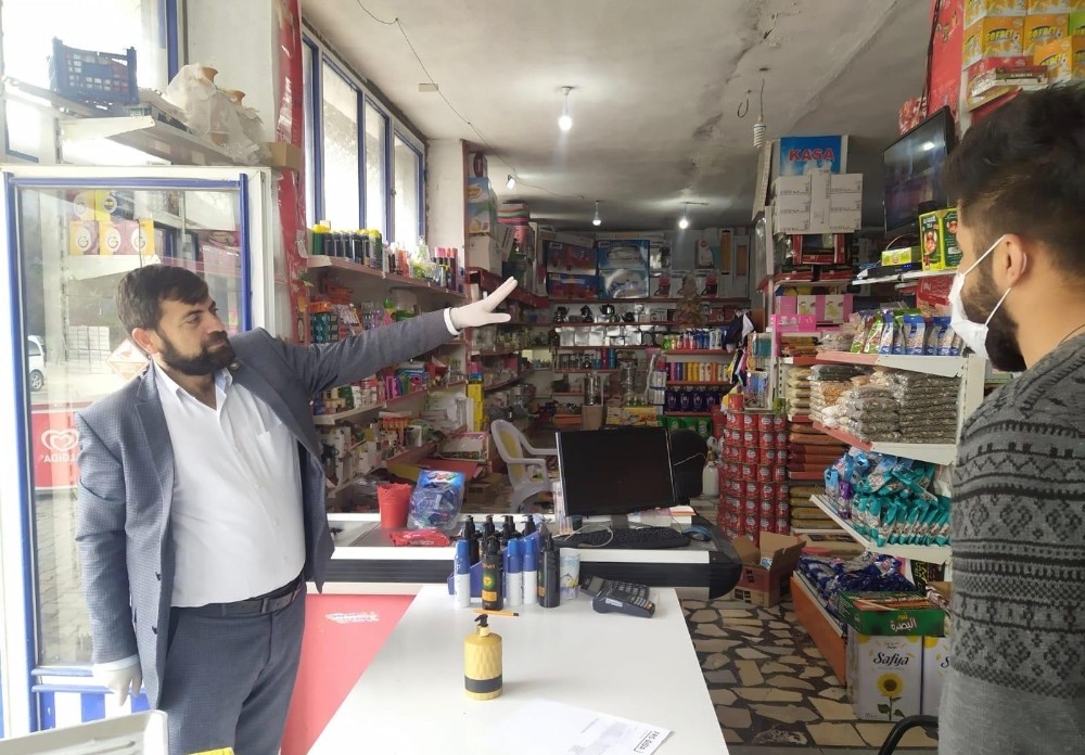 Kasayı kapıya kurdu, müşteriden siparişleri kapıdan işaretle almaya başladı 