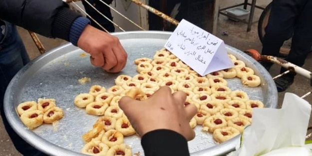 Kasım Süleymani'nin öldürülmesini tatlı dağıtarak kutladılar