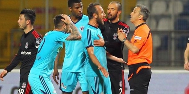 Taraftarlar kendi oyuncusunu attırdı!