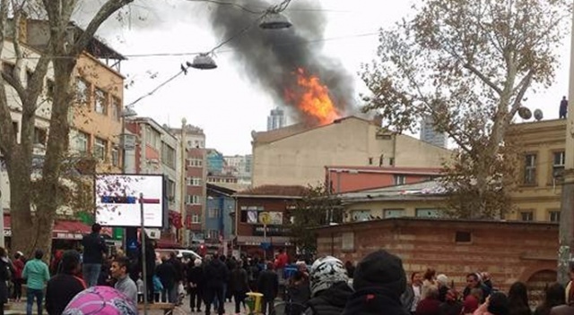 Kasımpaşa'da iş yerinde yangın