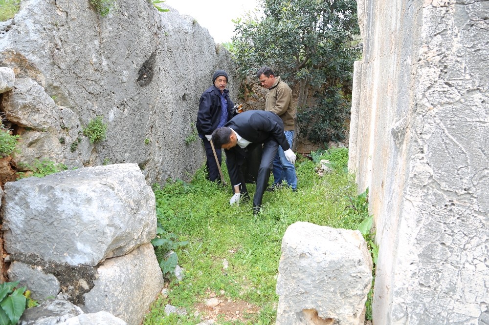 Kaş’ın tarihi mekanlarında çevre temizliği 