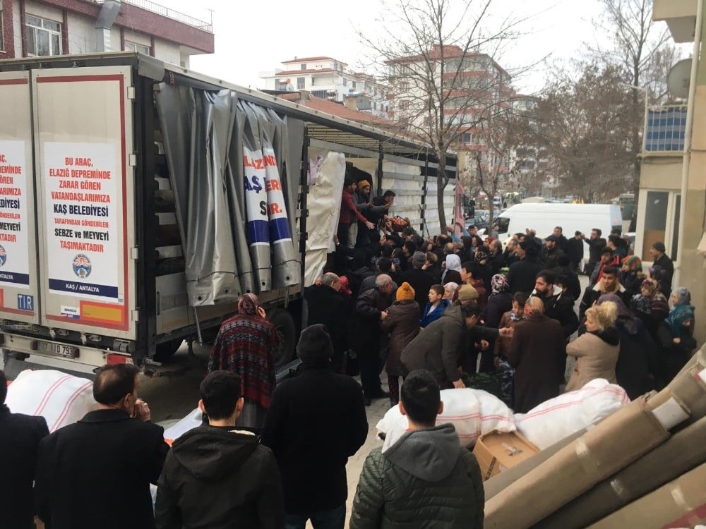Kaş’ın yardım tırları Elazığ’a ulaştı 