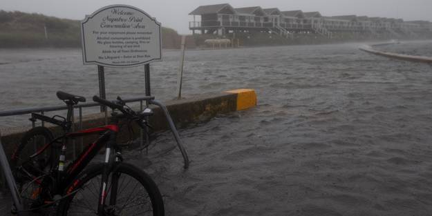 Kasırga ABD'ye ulaştı! 80 binden fazla ev elektriksiz kaldı, uçuşlar iptal edildi