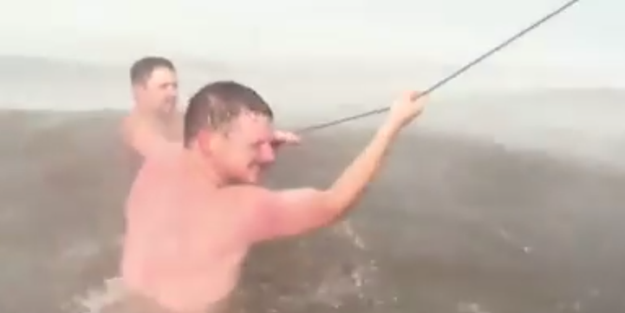 Kasırga esnasında göle girdiler (VİDEO)