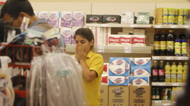 Kasiyer şok oldu… Markette dehşet anları!