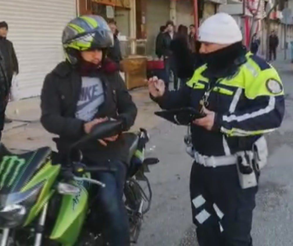 Kask takmayan motosikletlilere geçit yok 