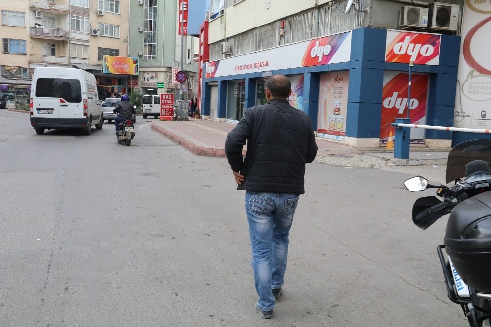 Kaskı olmayan yolcu, yürüyerek yoluna devam etti 