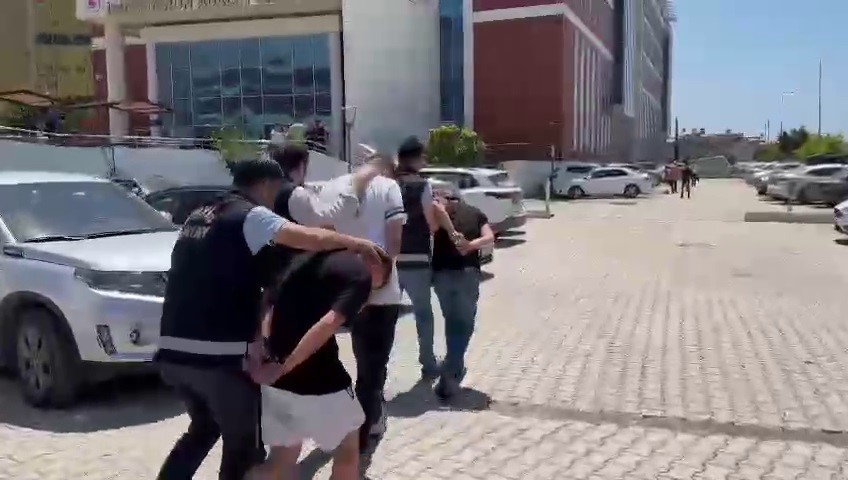 Kaskla gelip sokak ortasında kurşun yağdırdı
