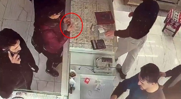 Kaşla göz arasında bileziği değiştirdi!