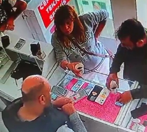 Kaşla göz arasında telefonları böyle çaldılar