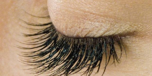 Kaşları ve kirpikleri uzatmak bu kadar kolay