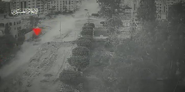 Kassam küffara direniyor! Siyonistin tankını böyle vurdular