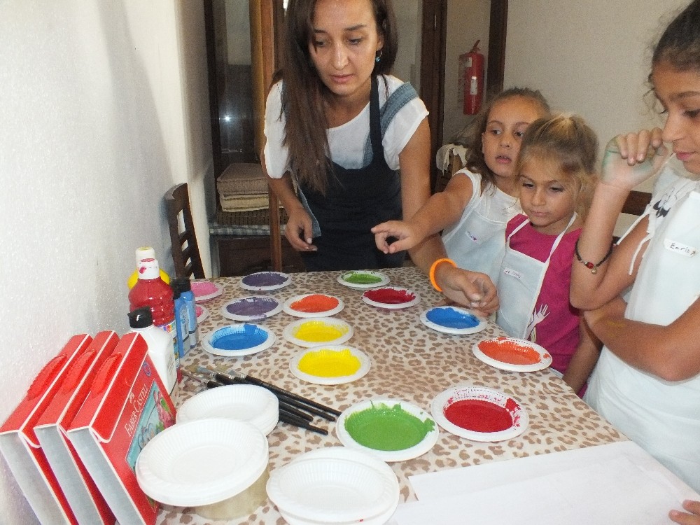 Kaş’ta ‘Parmakların Dansı ve Sihirli Boya Sanat Atölyesi’ 