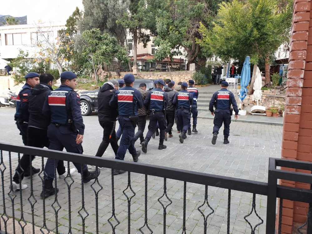 Kaş’ta 32 düzensiz göçmen yakalandı 