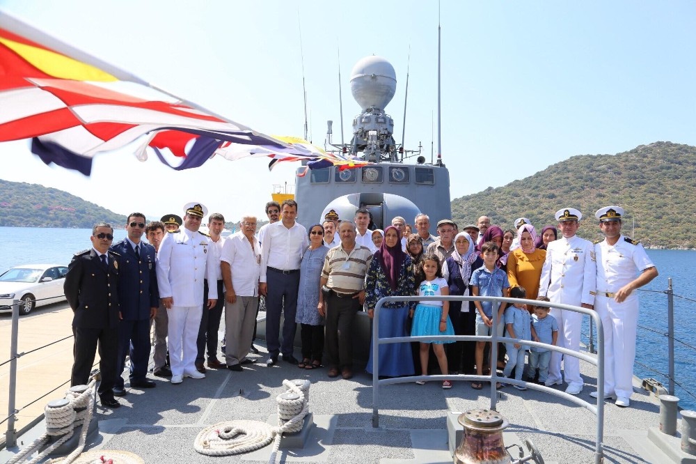 Kaş’ta askeri gemi ziyarete açıldı 