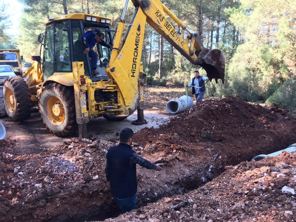Kaş’ta büz döşeme çalışması 