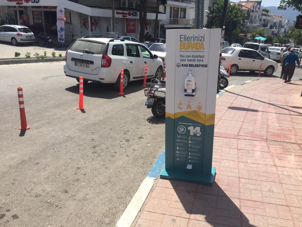 Kaş’ta dezenfekte noktaları oluşturuldu 