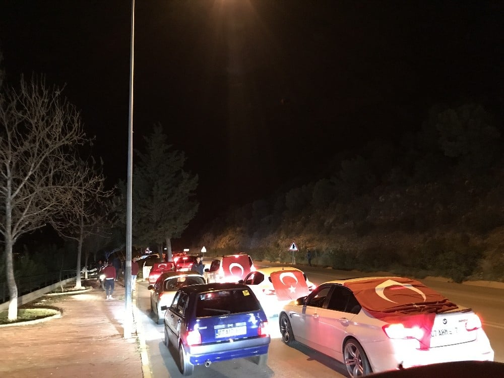 Kaş’ta İdlib şehitleri için konvoy 