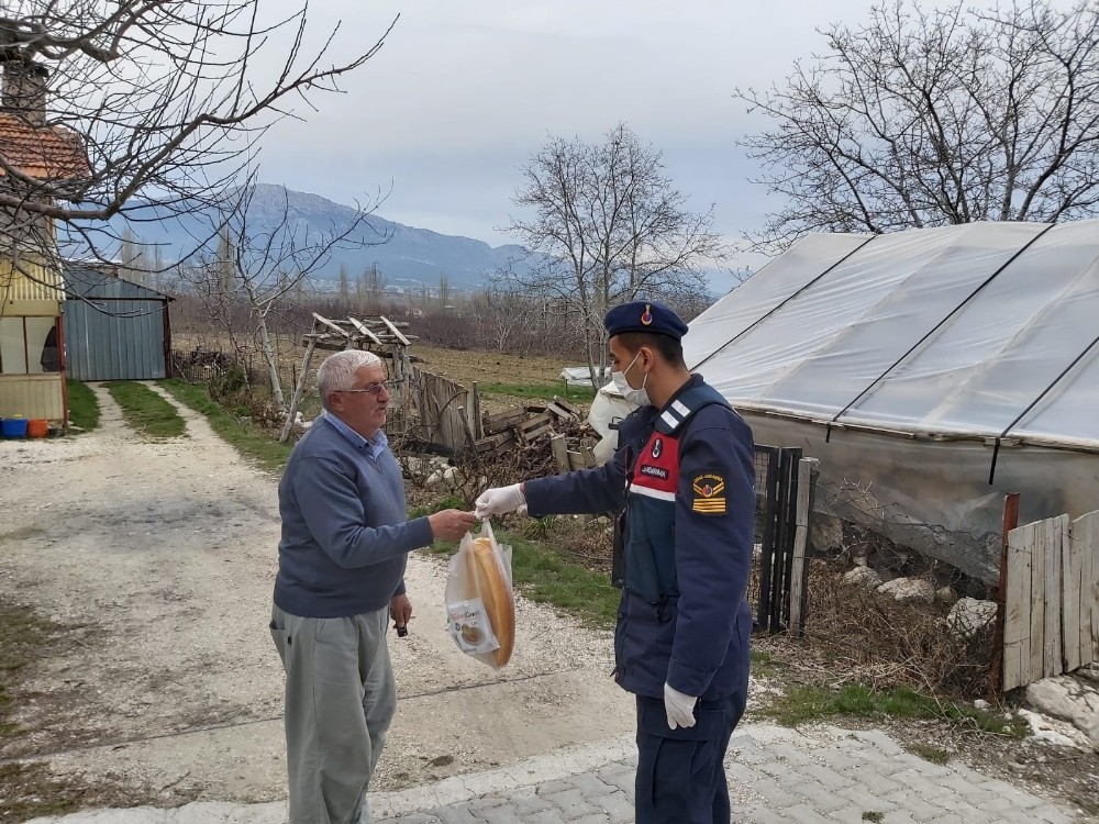 Kaş’ta jandarmadan evden çıkamayan yaşlılara destek 