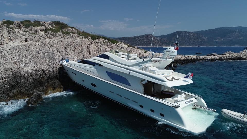 Kaş’ta lüks tekne kayalıklara çarptı: 2 yaralı 
