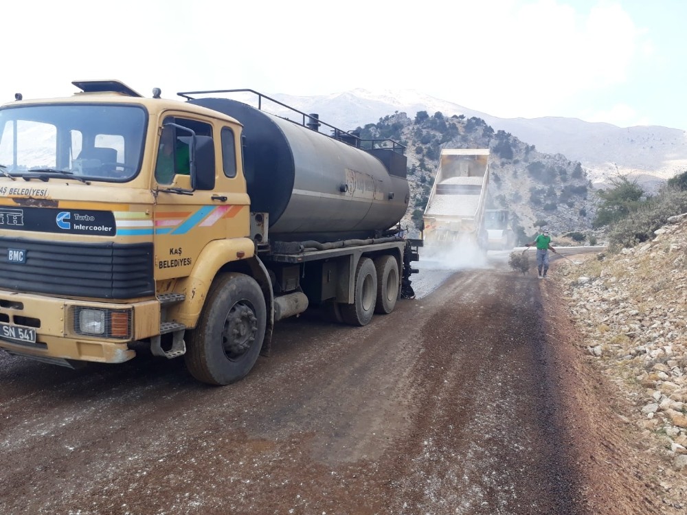 Kaş’ta yayla yollarında asfalt 