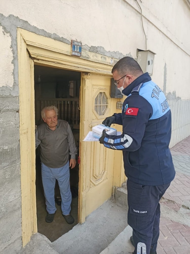Kastamonu Belediyesi, ücretsiz maske dağıtımını sürdürüyor 