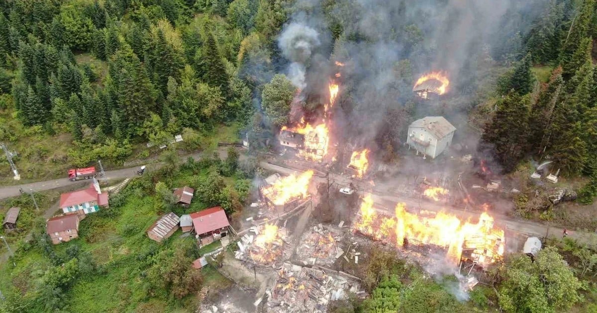 Kastamonu İnebolu'da köy yangını 8 evi sardı, ekiplerin müdahalesi sürüyor