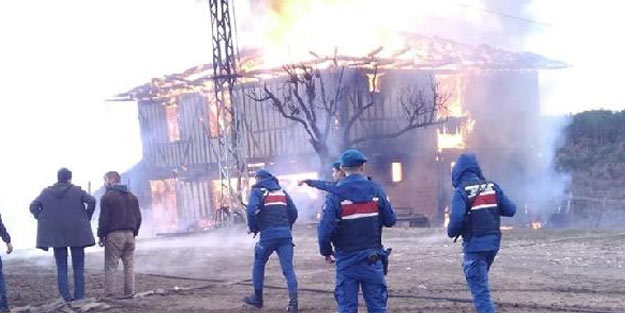 Kastamonu'da 2 katlı ahşap ev küle döndü