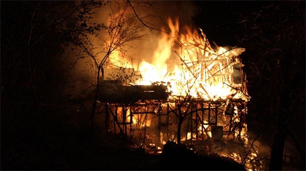 Kastamonu'da 3 katlı ahşap bina alev alev yandı