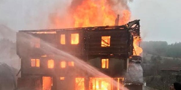 Kastamonu'da 3 katlı ahşap ev kül oldu