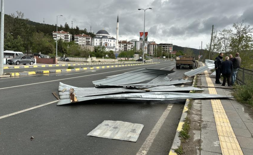 Kastamonu’da binaların çatıları uçtu