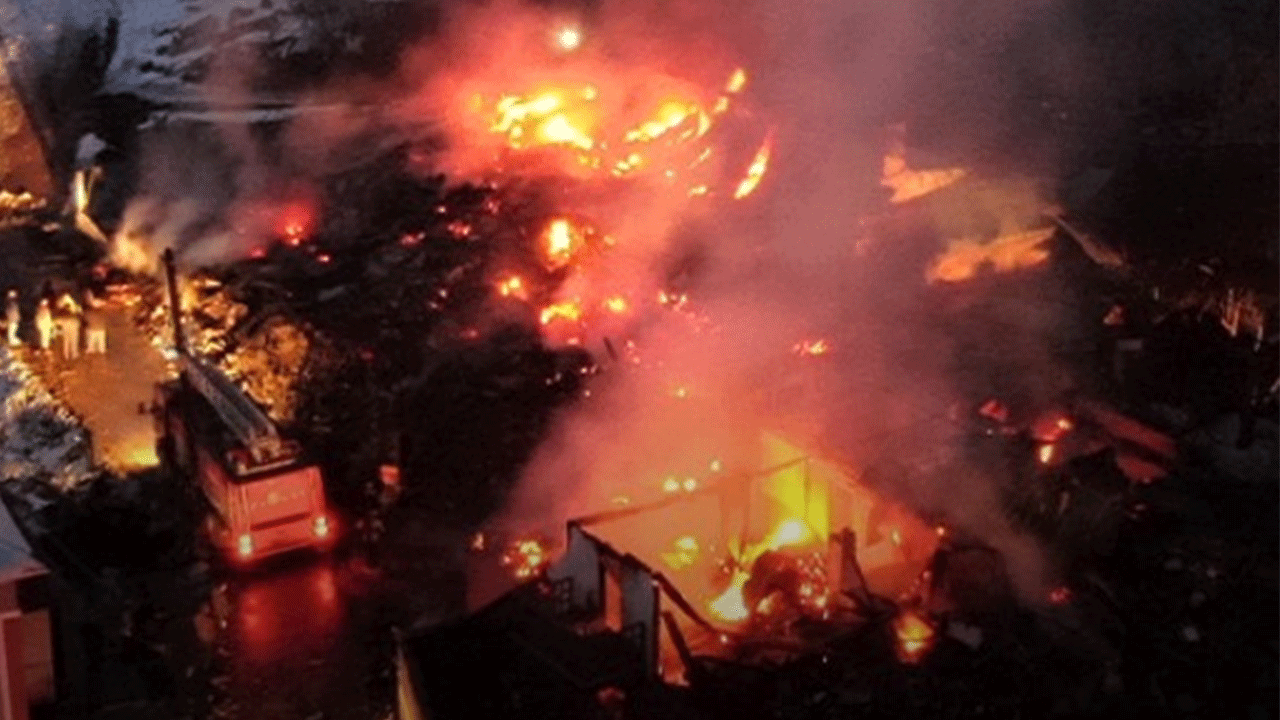 Kastamonu'da büyük yangın: 3 ev bir ahır küle döndü!