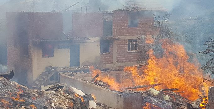 Kastamonu’da çıkan yangında 8 evi alevler sardı