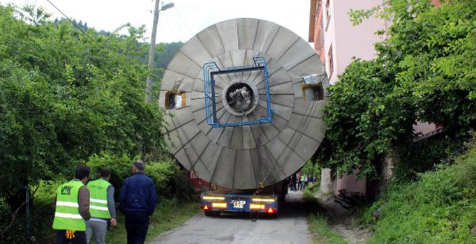 Kastamonu'da dev maya tankları köy içindeki iki evin arasına sıkıştı