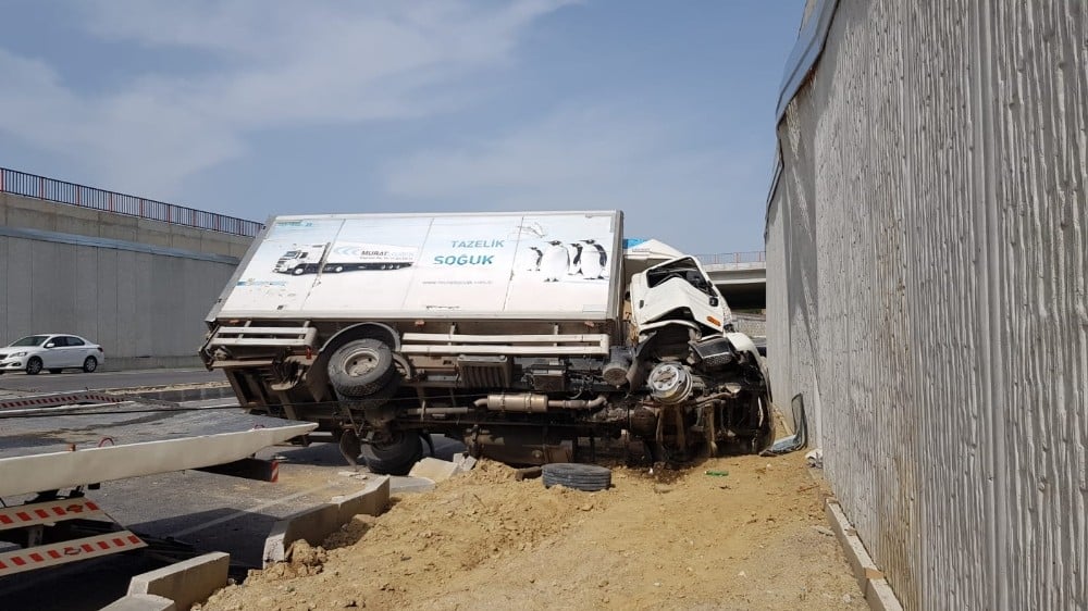 Kastamonu’da devrilen kamyon yolu ulaşıma kapattı 
