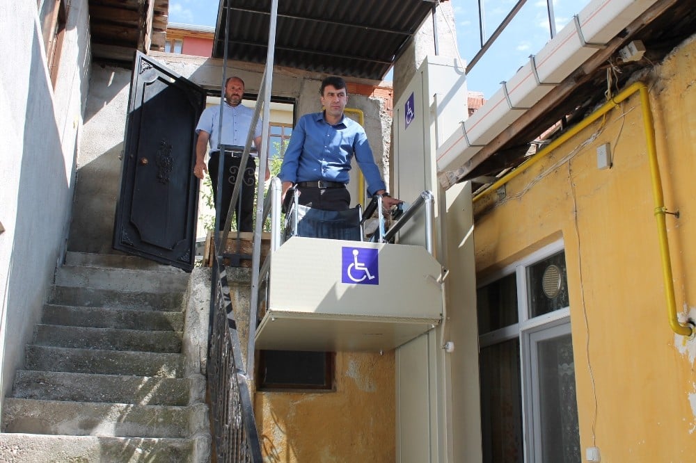 Kastamonu’da diyalize giderken kucakta taşınan hastanın yardımına kaymakamlık koştu 