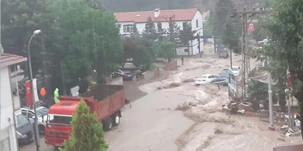 Kastamonu'da dolu ve sağanak yağış hayatı felç etti!