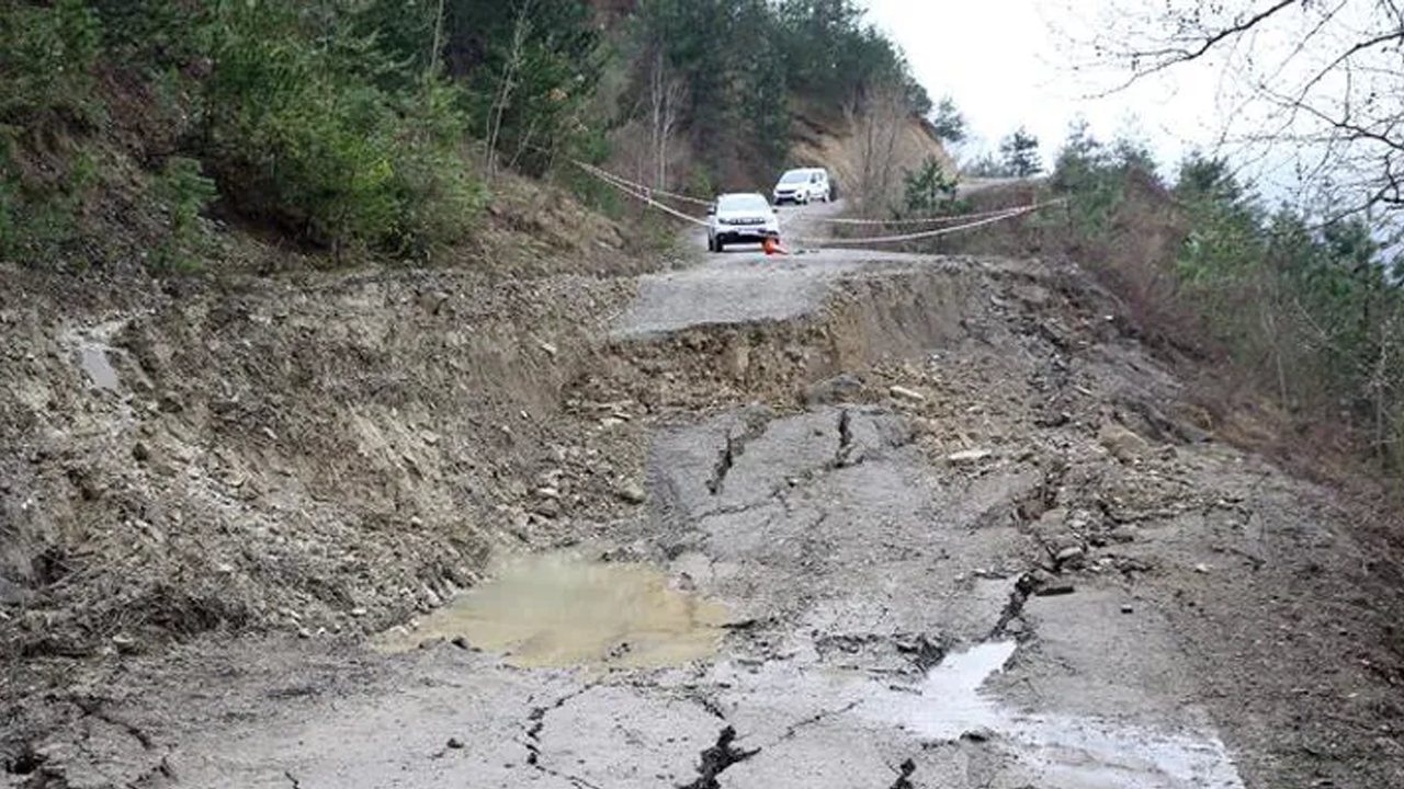 Kastamonu'da eriyen karlar yolda çökmeye sebep oldu