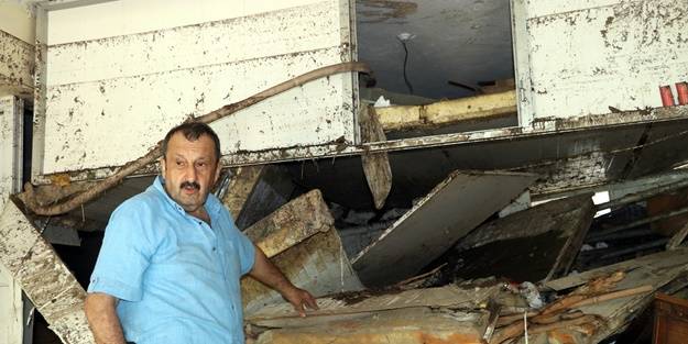 Kastamonu'da esnaf boynuna kadar suyun içinde kaldı! 16 saat kurtarılmayı bekledi