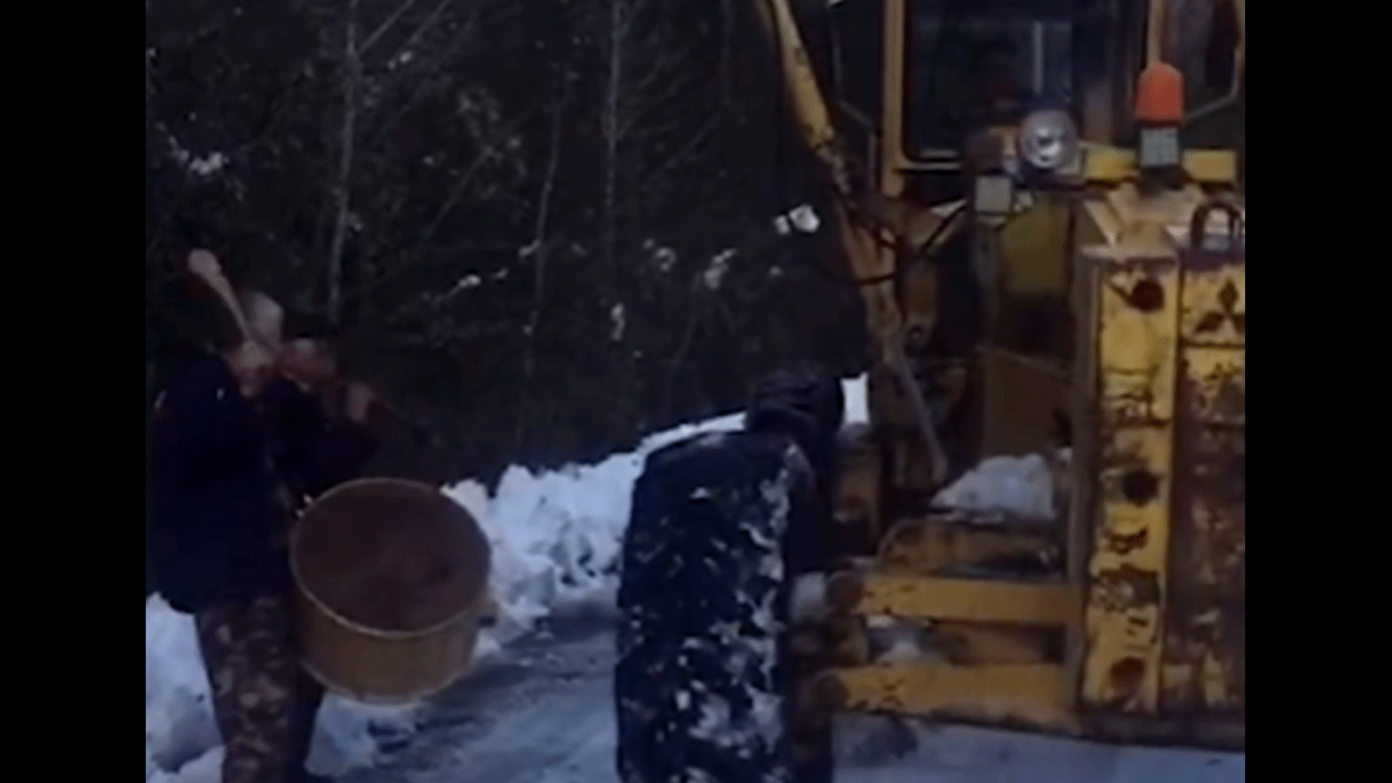 Kastamonu'da garip anlar! Kar açma çalışması bakın nasıl yapıldı