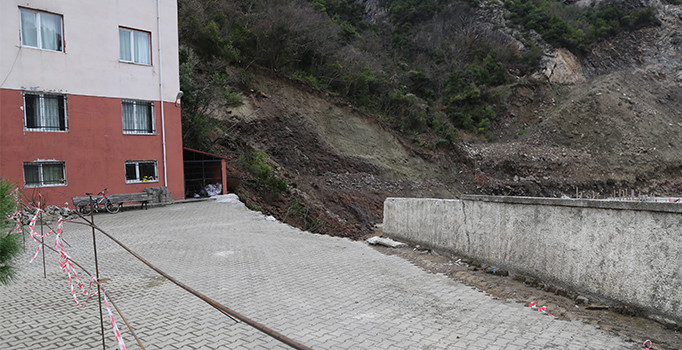Kastamonu'da heyelan nedeniyle kız yurdu boşaltıldı