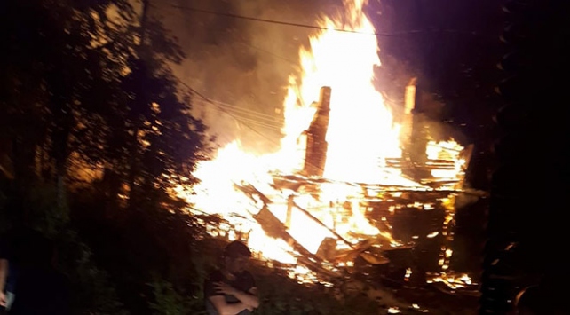 Kastamonu’da iki katlı ahşap bina küle döndü