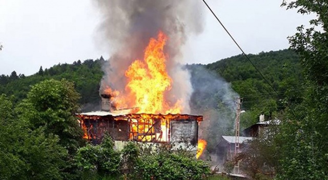 Kastamonu’da iki katlı ahşap ev alev alev yandı